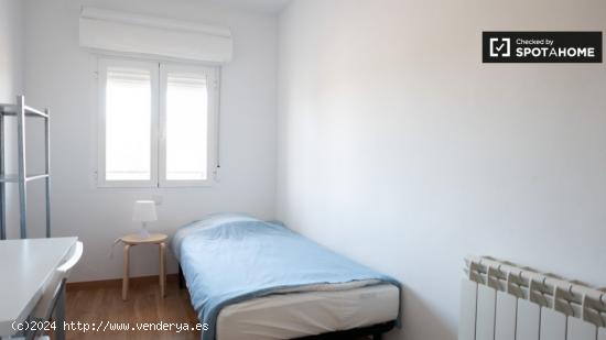 Habitación luminosa en alquiler en apartamento de 3 dormitorios en Hortaleza. - MADRID