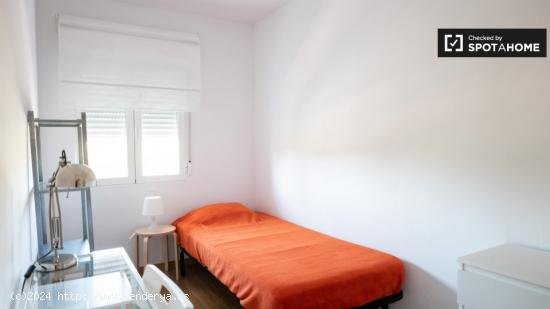 Se alquila habitación ordenada en apartamento de 3 dormitorios en Hortaleza - MADRID