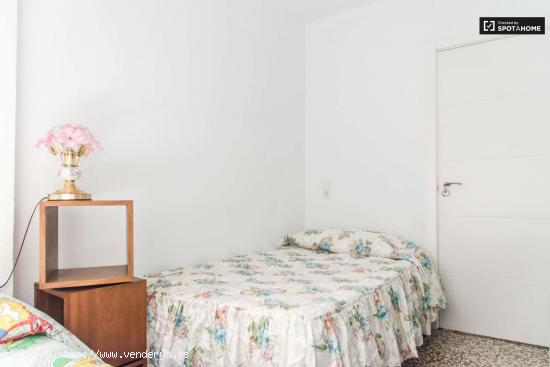  Bonita habitación en un apartamento de 8 habitaciones en Nou d'Octubre, Valencia. - VALENCIA 