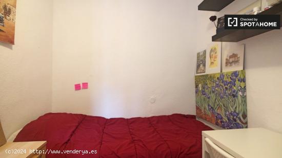 Habitación amueblada en un apartamento de 3 dormitorios en Casa de Campo - MADRID