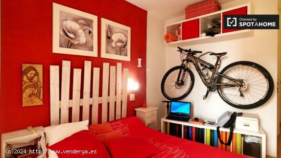 Habitación colorida en apartamento de 3 dormitorios en Villa de Vallecas. - MADRID