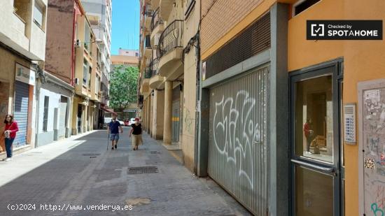 Apartamento de 2 dormitorios con balcón y aire acondicionado para alquilar en Quatre Carreres asequ