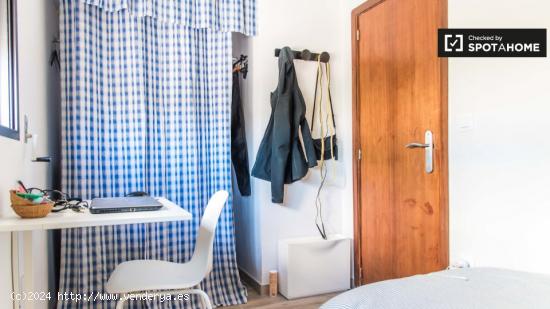 Habitación soleada con cama individual en alquiler en La Saïdia - VALENCIA