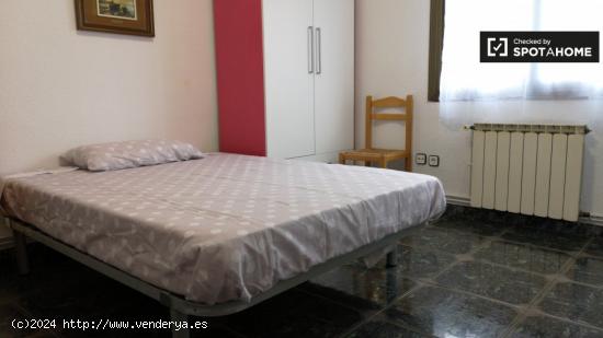 Amplia habitación en apartamento de 3 dormitorios en Cerdanyola del Vallès. - BARCELONA