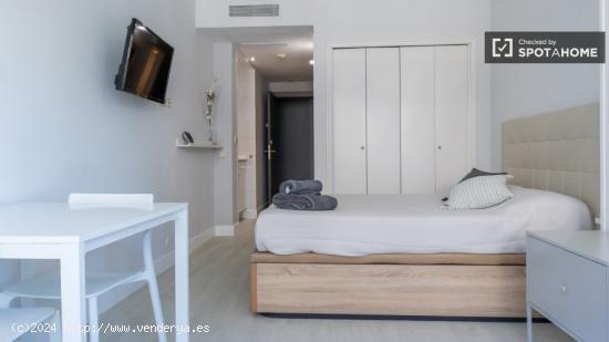 Moderno apartamento estudio con aire acondicionado en alquiler en el centro histórico de Madrid. - 