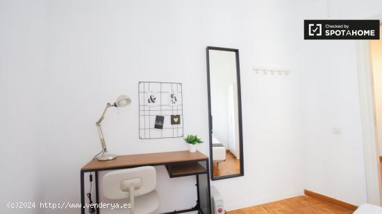 Habitación con balcón para alquilar en un apartamento de 5 dormitorios en el moderno L'Eixample - 