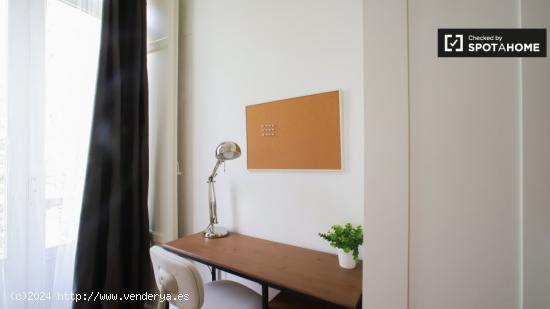 Se alquila habitación en un gran apartamento de 5 dormitorios en el moderno L'Eixample - VALENCIA