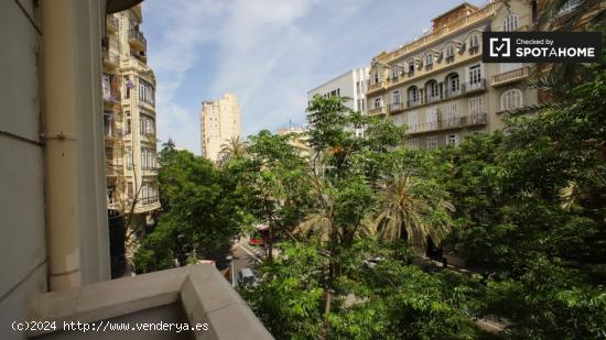 Se alquila habitación en un gran apartamento de 5 dormitorios en el moderno L'Eixample - VALENCIA