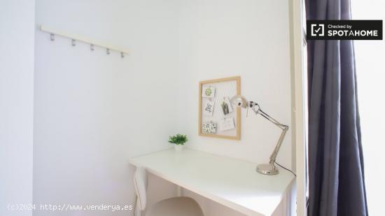 Se alquila habitación en un gran apartamento de 5 dormitorios en el animado barrio del Eixample - V