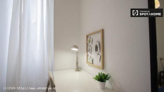 Bonita habitación para alquilar en un gran apartamento de 5 dormitorios en el moderno Eixample - VA