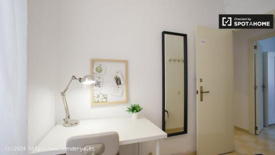 Bonita habitación para alquilar en un gran apartamento de 5 dormitorios en el moderno Eixample - VA