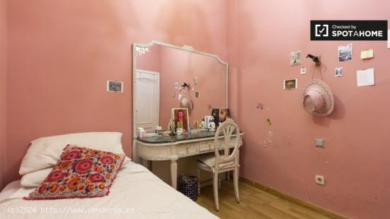 Linda habitación en alquiler en apartamento de 2 dormitorios en Malasaña - MADRID