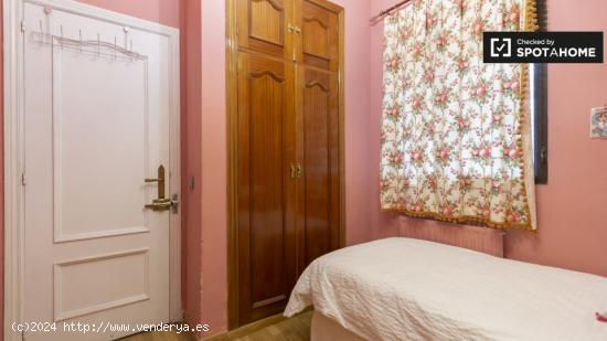 Linda habitación en alquiler en apartamento de 2 dormitorios en Malasaña - MADRID