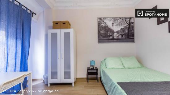 Habitación luminosa en alquiler en un apartamento de 6 dormitorios en Extramurs - VALENCIA