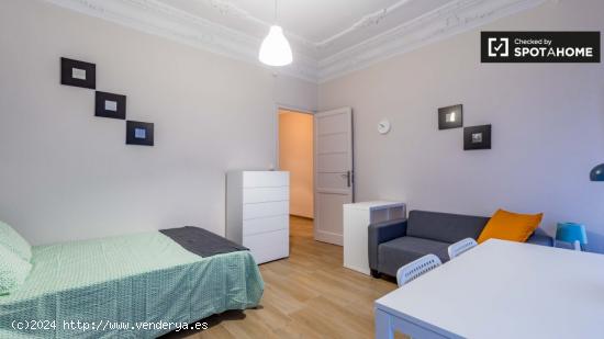 Habitación luminosa en alquiler en un apartamento de 6 dormitorios en Extramurs - VALENCIA