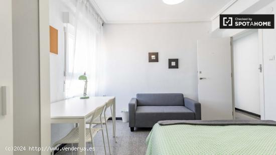 Habitación moderna en alquiler en el apartamento de 6 dormitorios en L'Eixample. - VALENCIA