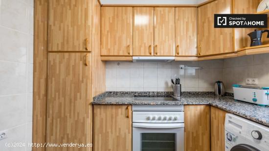 Habitación moderna en alquiler en el apartamento de 6 dormitorios en L'Eixample. - VALENCIA