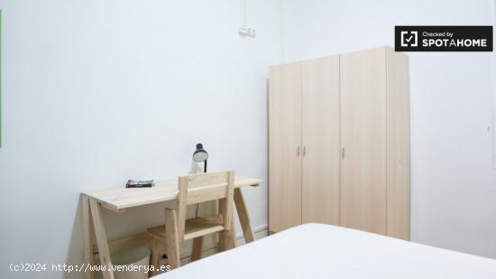 Habitación ordenada en el apartamento de 6 dormitorios en Centro - MADRID