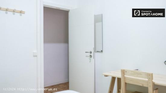 Habitación ordenada en el apartamento de 6 dormitorios en Centro - MADRID