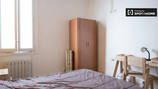 Habitación abierta en apartamento de 6 dormitorios en Centro. - MADRID