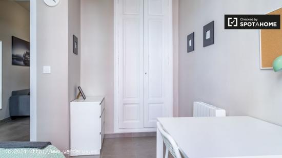 Elegante habitación en alquiler en el apartamento de 5 dormitorios en L'Eixample - VALENCIA