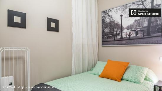 Acogedora habitación en alquiler en el apartamento de 5 dormitorios en L'Eixample - VALENCIA