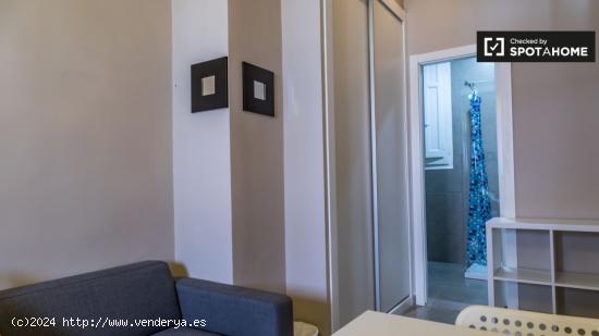 Habitación luminosa en alquiler en el apartamento de 5 dormitorios en L'Eixample - VALENCIA