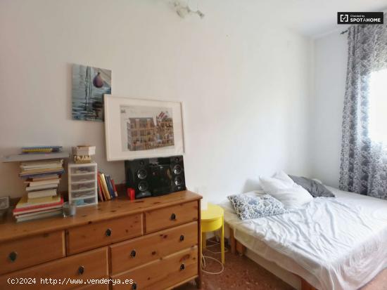  Amplia habitación en alquiler en apartamento de 3 dormitorios en Sants - BARCELONA 