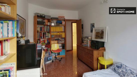 Amplia habitación en alquiler en apartamento de 3 dormitorios en Sants - BARCELONA