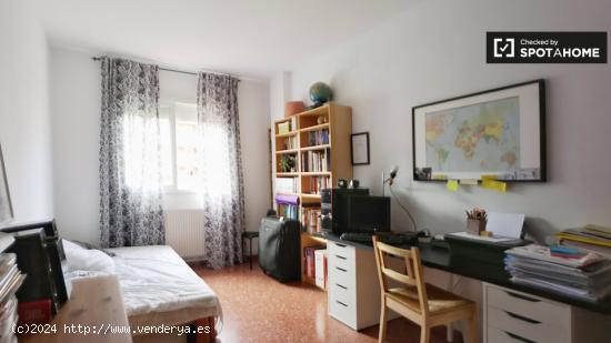 Amplia habitación en alquiler en apartamento de 3 dormitorios en Sants - BARCELONA