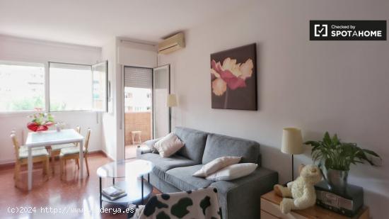 Amplia habitación en alquiler en apartamento de 3 dormitorios en Sants - BARCELONA