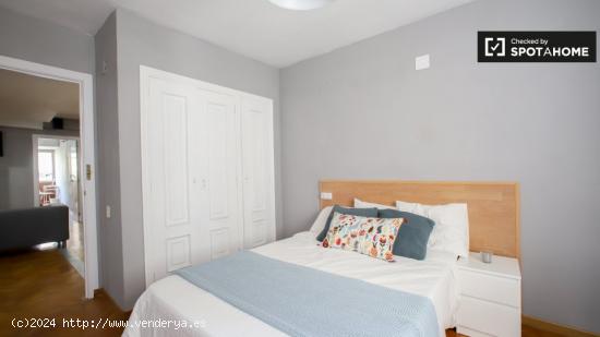 Adorable habitación en alquiler en apartamento de 5 dormitorios en Mestalla - VALENCIA