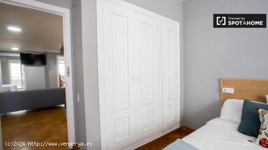 Adorable habitación en alquiler en apartamento de 5 dormitorios en Mestalla - VALENCIA