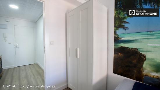 Amplia habitación en alquiler en apartamento de 4 dormitorios en Poblats Marítims - VALENCIA