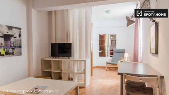 Bonito apartamento de 2 dormitorios con balcón en alquiler en Benicalap - VALENCIA