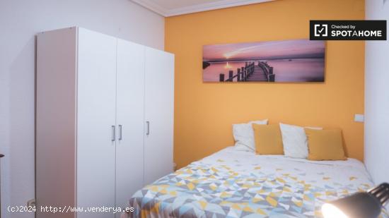 Bonita habitación en alquiler en apartamento de 5 dormitorios en Alcalá de Henares. - MADRID