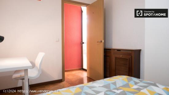 Bonita habitación en alquiler en apartamento de 5 dormitorios en Alcalá de Henares. - MADRID