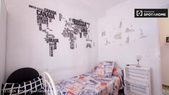 Linda habitación en alquiler en apartamento de 4 dormitorios en Quatre Carreres - VALENCIA