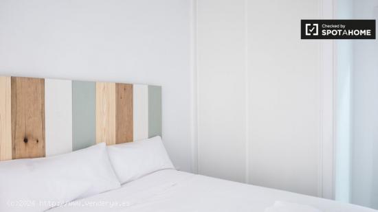 Tranquila habitación con cama matrimonial en alquiler en Madrid Centro. - MADRID