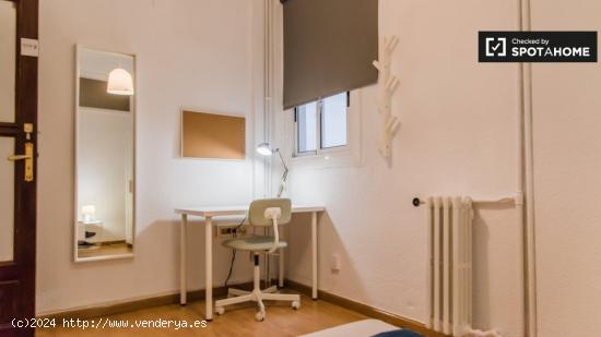 Amplia habitación en apartamento de 7 dormitorios en Ciutat Vella. - VALENCIA