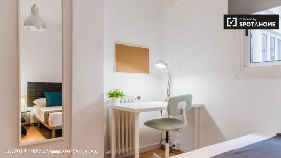 Habitación luminosa en apartamento de 7 dormitorios en Ciutat Vella - VALENCIA