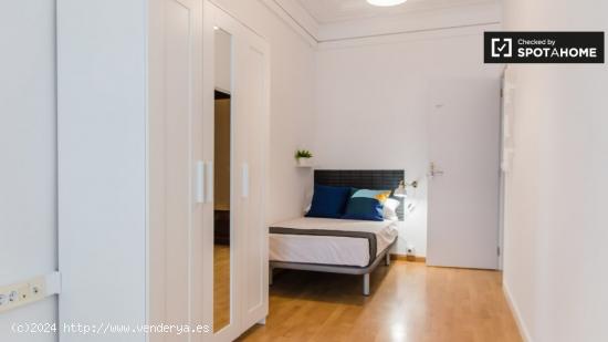 Amplia habitación en un apartamento de 7 dormitorios en Ciutat Vella - VALENCIA