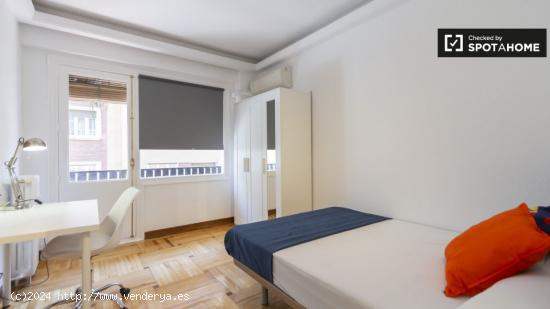 Amplia habitación en piso de 6 dormitorios en el retiro. - MADRID