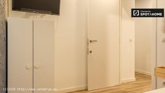 Se alquila habitación con baño en apartamento de 5 dormitorios en Poblats Marítims - VALENCIA