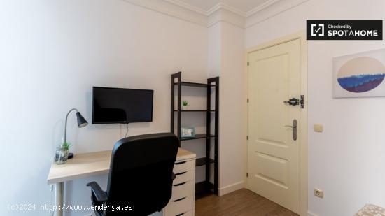 Agradable habitación en alquiler en apartamento de 3 dormitorios en Puerta del Ángel. - MADRID