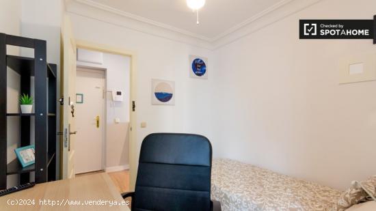 Agradable habitación en alquiler en apartamento de 3 dormitorios en Puerta del Ángel. - MADRID