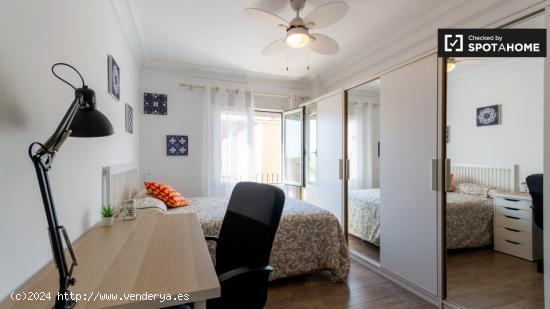 Gran habitación en alquiler en apartamento de 3 dormitorios en Puerta del Ángel. - MADRID