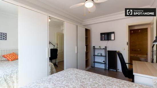 Gran habitación en alquiler en apartamento de 3 dormitorios en Puerta del Ángel. - MADRID