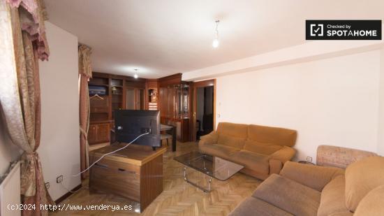 Amplia habitación en alquiler en apartamento de 4 dormitorios en Leganés. - MADRID