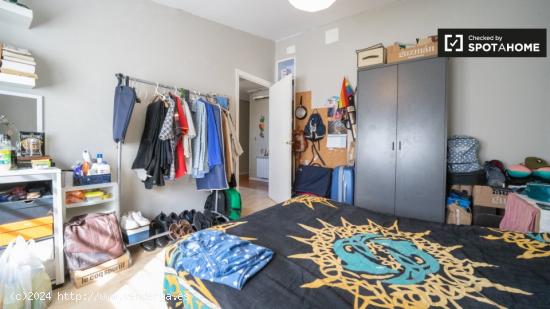 Amplia habitación con cama matrimonial en alquiler en Chueca. - MADRID